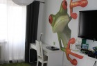 Фотообои выглядывающий лягушонок в интерьере детской комнаты